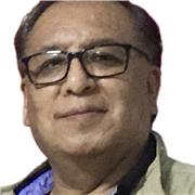 Profesor de Química da clases a niños de todas las edades